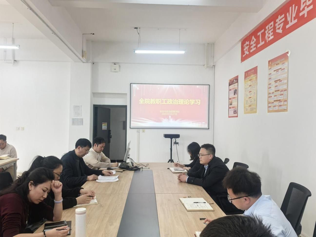 304永利集团举行教职工政治理论学习会深入学习全国两会精神